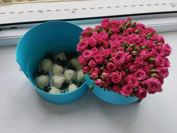 Букет с клубникой в шоколаде (10 ягод) и цветами в коробке №41