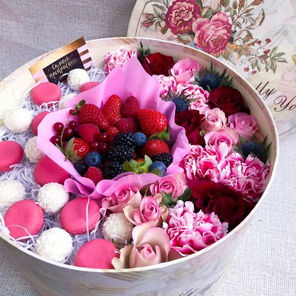 Коробка с розами, ягодами и макарунами