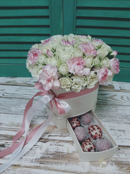 Букет с клубникой в шоколаде (6 ягод) и цветами в коробке №44