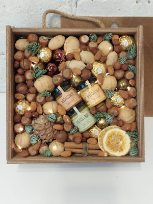 Подарочный набор на Новый год с мёдом и орехами