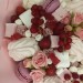 Букет с зефиром, ягодами, макарунами и розами