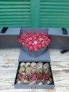 Букет с клубникой в шоколаде (20 ягод) и цветами в серой коробке