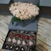Букет с клубникой в шоколаде (20 ягод) и цветами в серой коробке