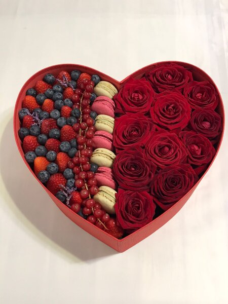Красные розы с ягодами, макарунами в коробочке в виде сердца