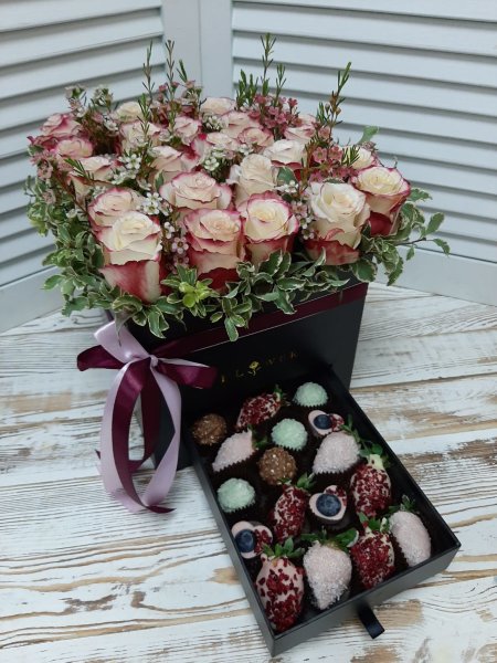 Букет с клубникой в шоколаде и цветами в коробке №46