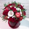 Букет красных роз с яблоками и кокосом