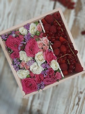 Подарочный набор с цветами и ягодами