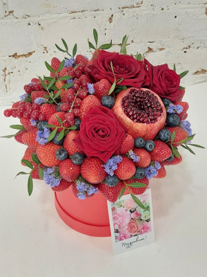 Букет из ягод с розами в шляпной коробке