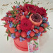 Букет из ягод с розами в шляпной коробке