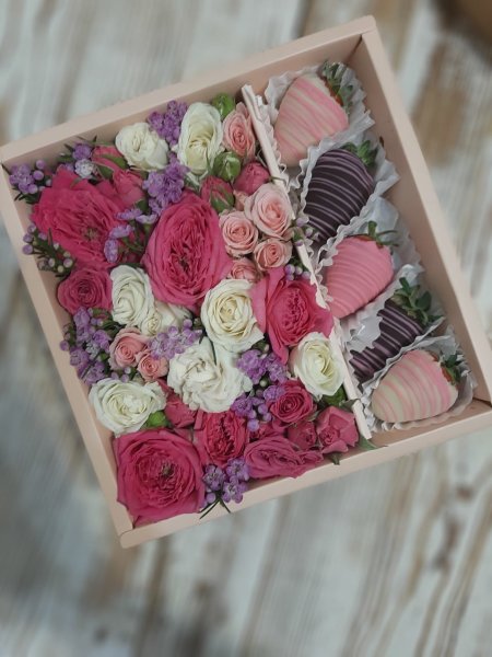 Подарочный набор с цветами и клубникой в шоколаде