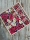 Подарочный набор с цветами и макарунами