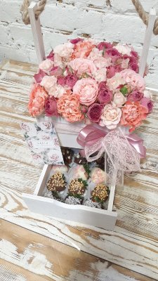 Пионовидные кустовые розы с клубникой в шоколаде
