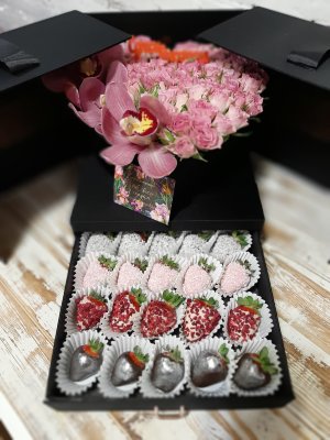 Букет с клубникой в шоколаде (20 ягод) и орхидеями в чёрной коробке