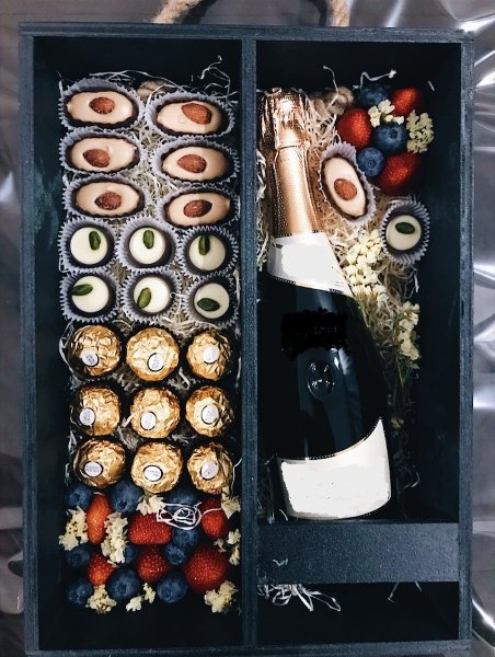 Подарочный набор с конфетами и ягодами