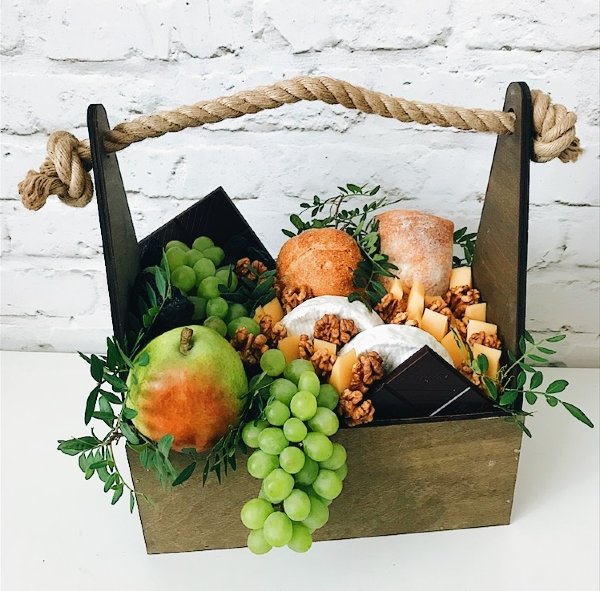 Подарочный набор с сырами, фруктами, орехами и шоколадом