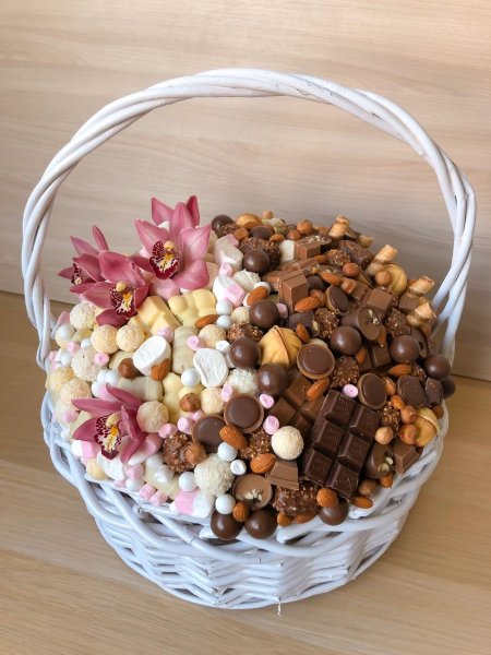 Корзина с шоколадом, орехами и цветами