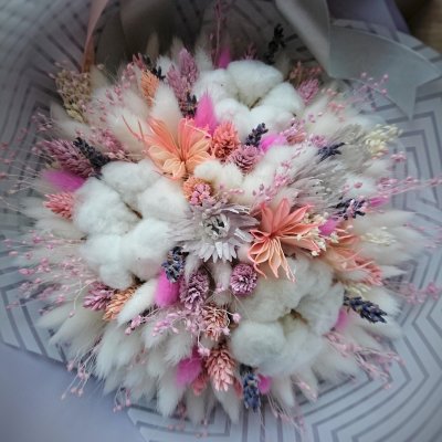 Букет из сухоцветов в кораллово-лиловых тонах