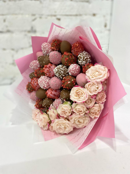 Клубника в шоколаде (31 ягода) с цветами 