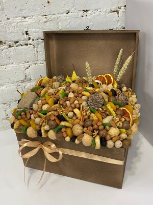 Подарочный набор сухофруктов и орехов в сундуке