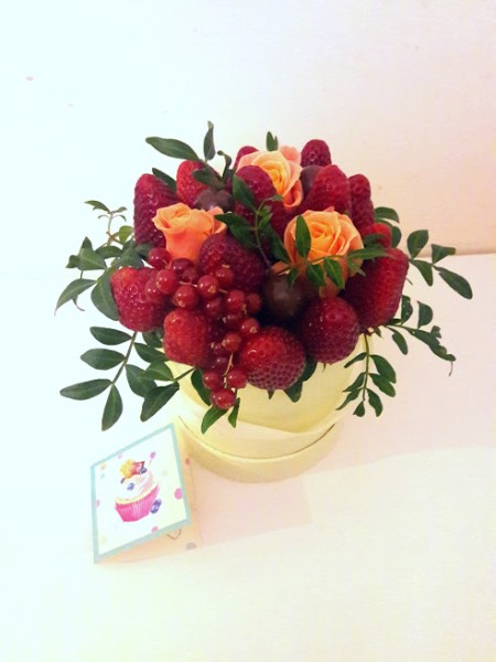 Букет с клубникой, шоколадными конфетами и розами в шляпной коробке