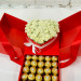 Кустовые розы и конфеты Ferrero Rocher в подарочной коробке 