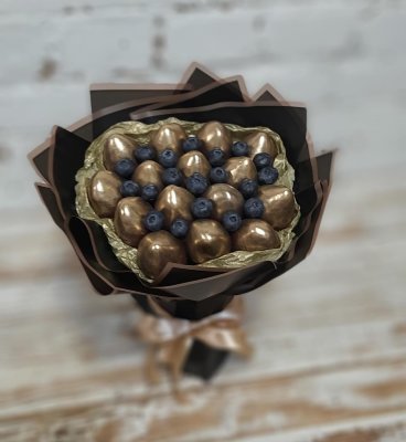 Золотой букет из клубники в шоколаде с голубикой