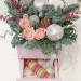 Новогодняя композиция из еловых веток, цветов и сладостей