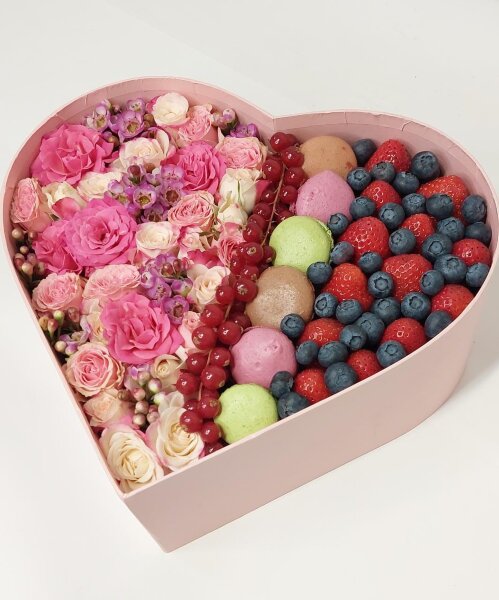 Розы, макаруны и ягоды в коробке в форме сердца 
