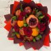 Букет с цветами, фруктами и перцем чили