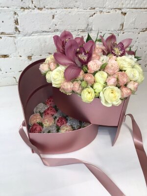 Коробка с цветами и клубникой в шоколаде