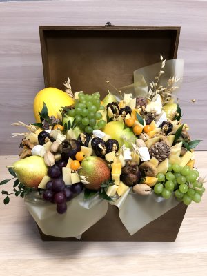 Подарочный набор с фруктами, сухофруктами, сырами и орехами